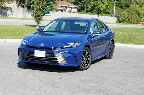 Editorial toyota camry xle awd 2025 10