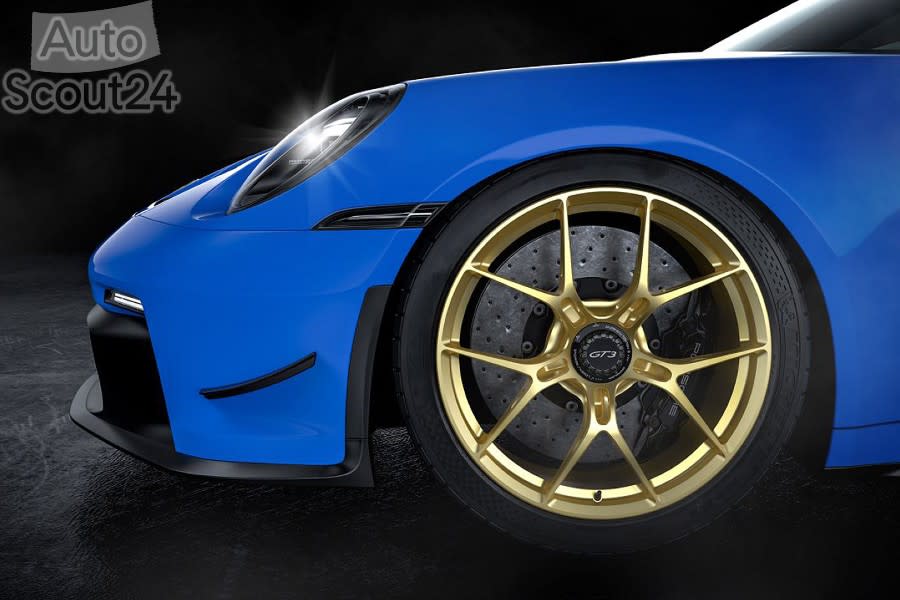2022-porsche-911-gt3-mr_100819887_h.jpg