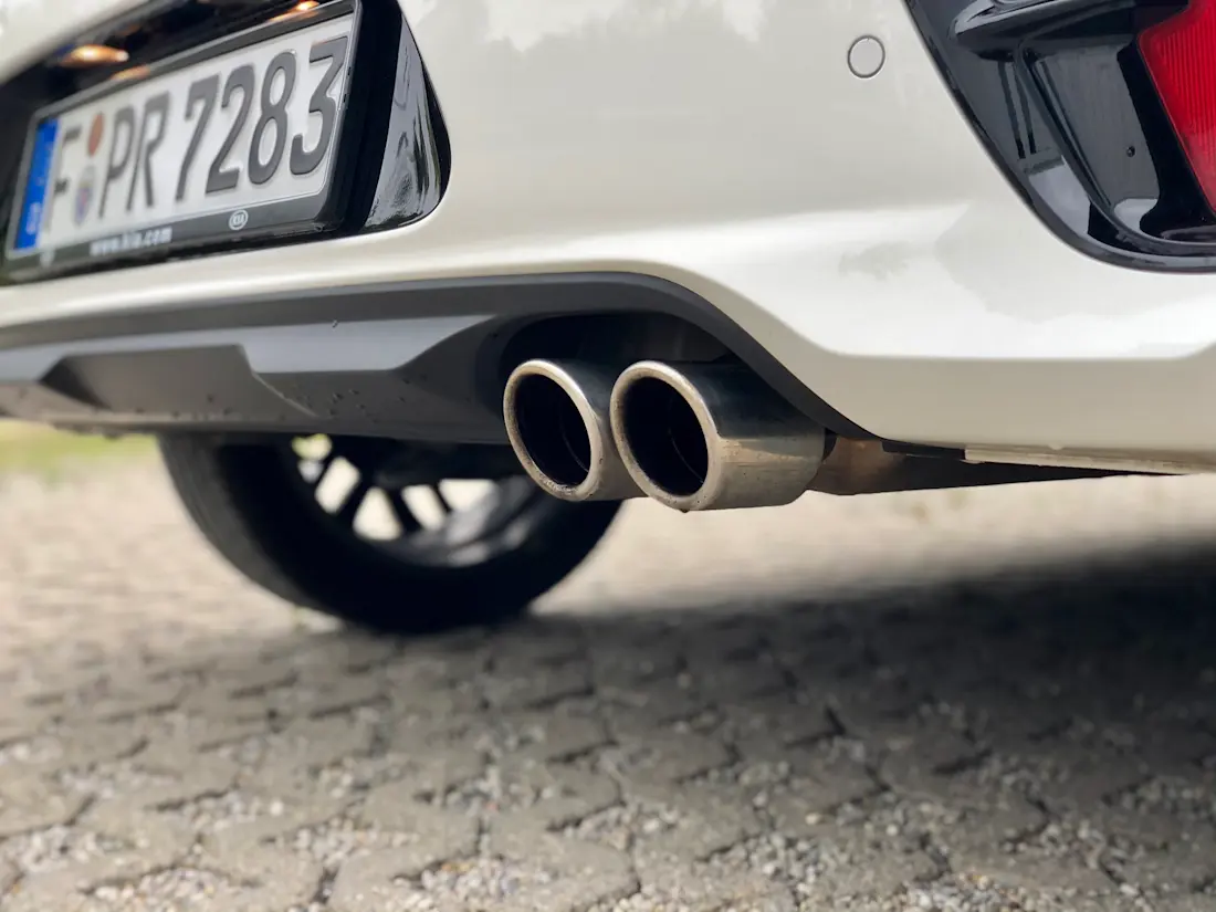 Kia Rio GT-Line Weiss Endrohre Kia Rio GT-Line Weiss Endrohre