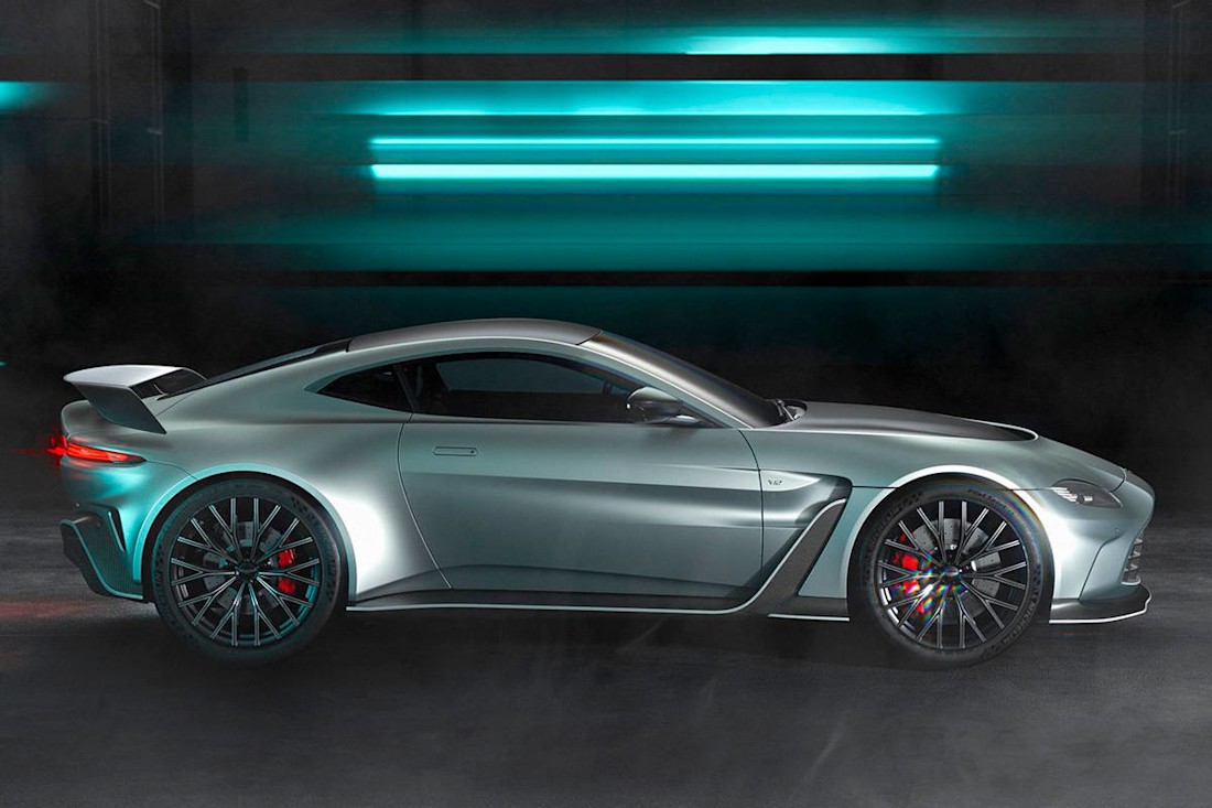 Aston Martin Vantage V12 2023 (5).jpg