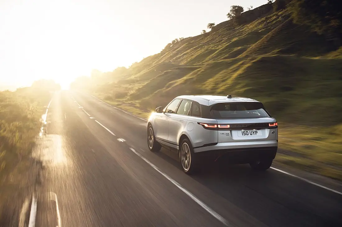 Range Rover Velar P400e 2021 rijdend achter Range Rover Velar P400e 2021 rijdend achter