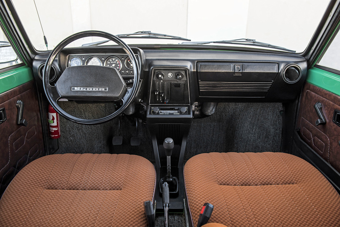 skoda-120-interior