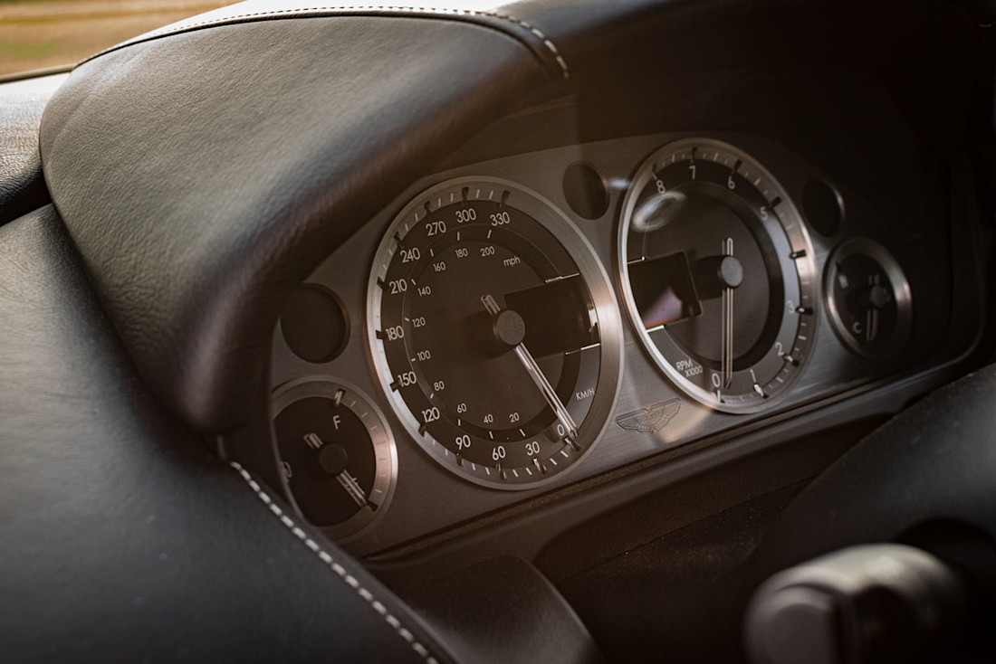 Aston-Martin-DB9-Tacho.jpg