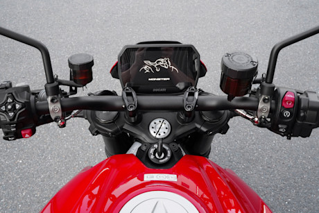 6 ducati-monster-2026-lenker