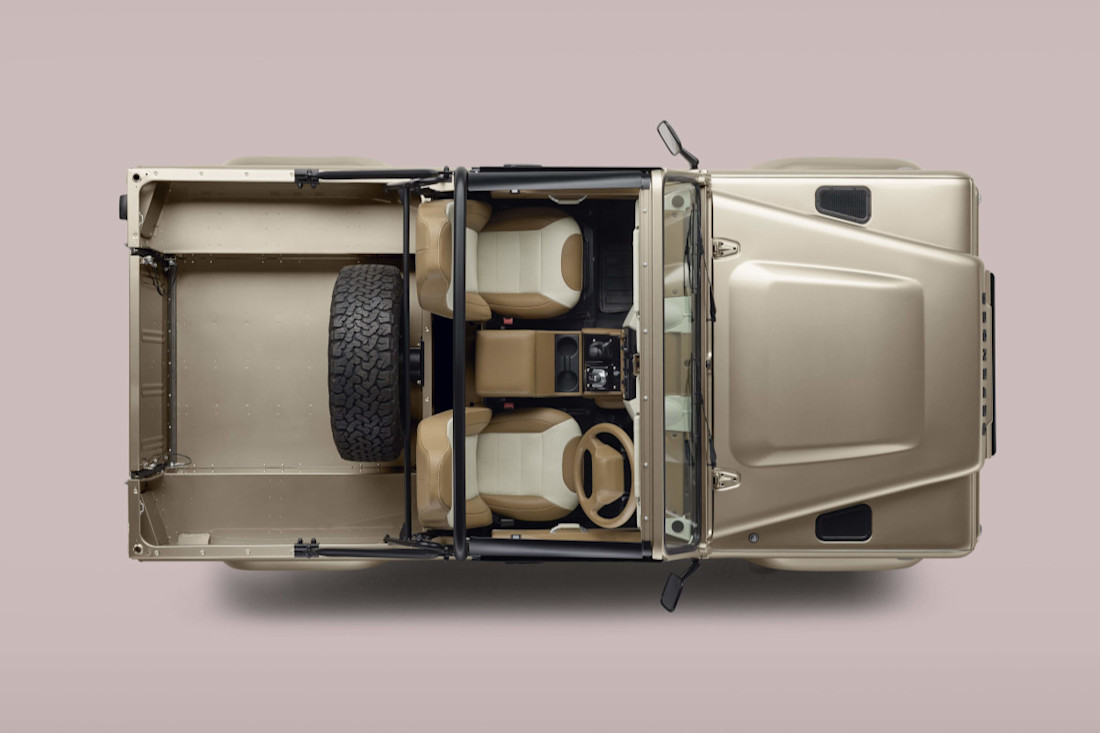 Land-Rover-Defender-Classic-V8-Soft-Top-2025 (2).jpg
