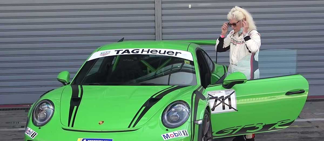 Video: 82-jarige oma weet weg met Porsche 911 GT3 RS!