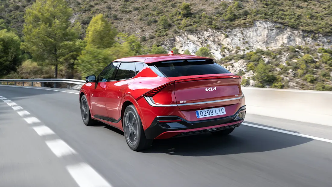 AS24 Kia EV6 2021 rijdend achter AS24 Kia EV6 2021 rijdend achter