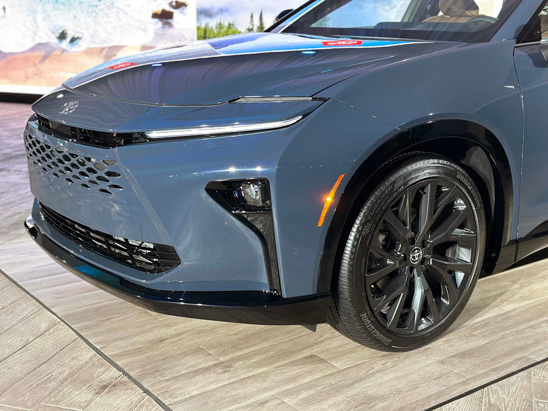 Editorial 2025 toyota crown signia p 231115 03 jw