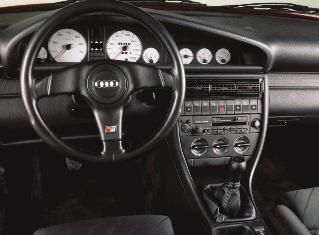 audi-100-interior