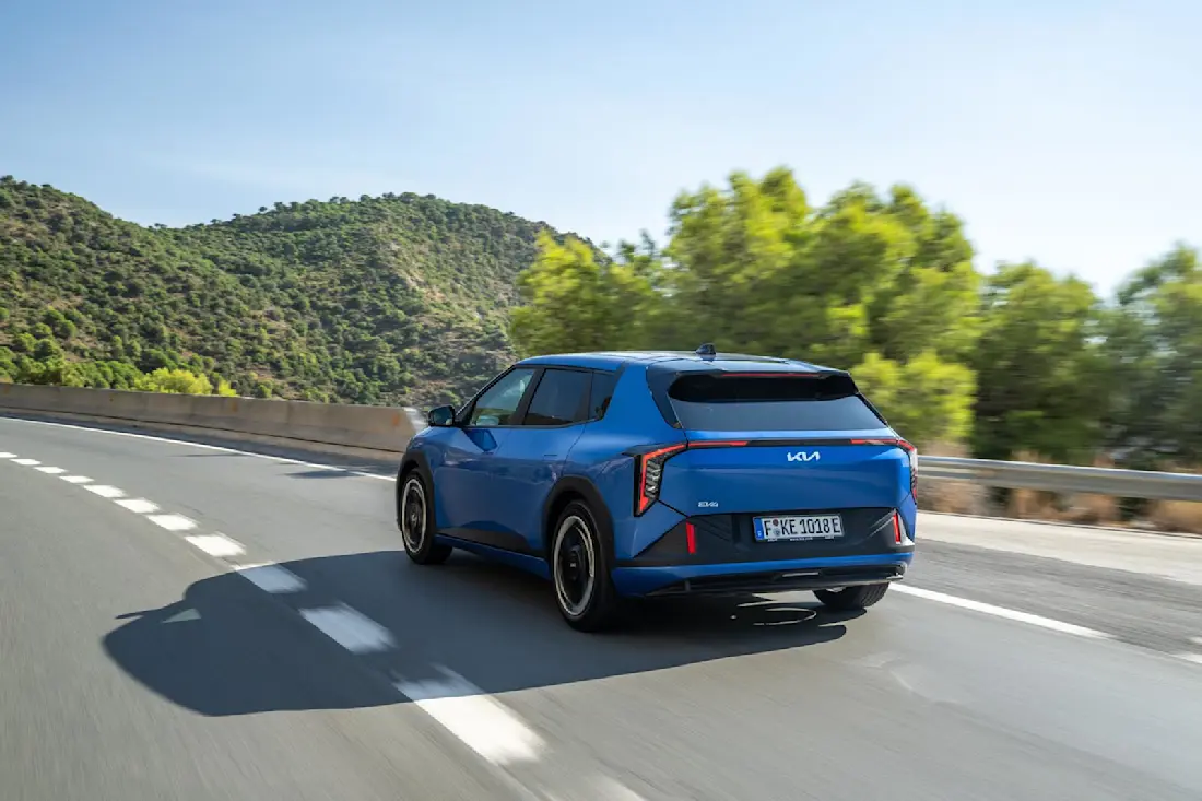 kia-ev4-base-line-blue-flame-dynamic-hires-004