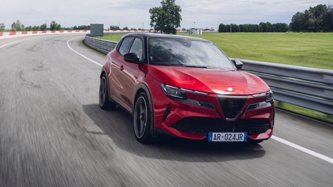 Su Auto in edicola: Alfa Romeo Junior Veloce, la prova in pista dell'elettrica da 280 cavalli