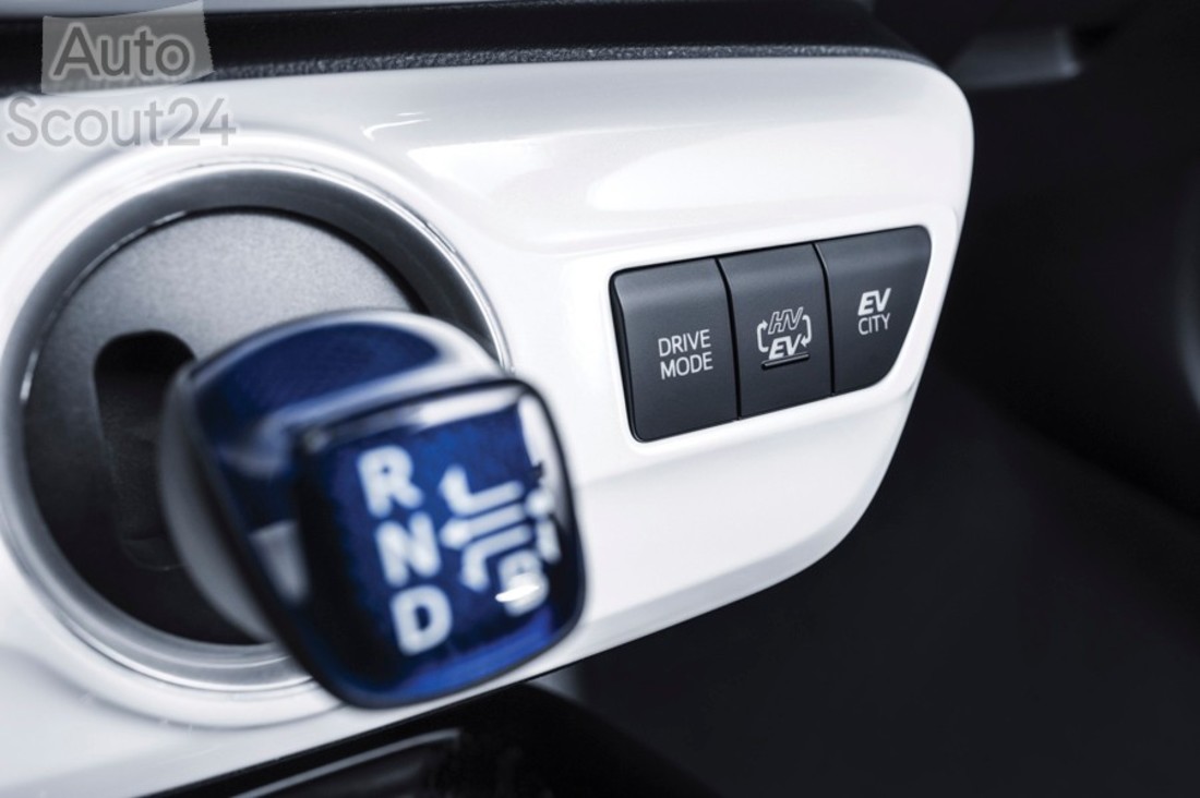 Toyota Prius PHEV (14).jpg