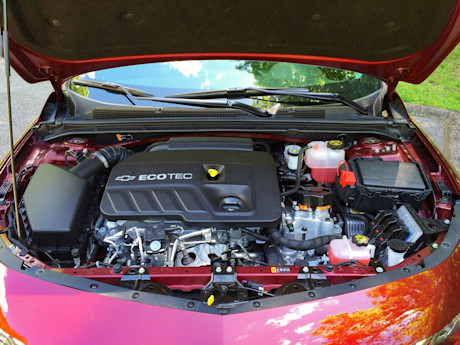 Editorial 09 pb 2016 chevrolet malibu hybrid