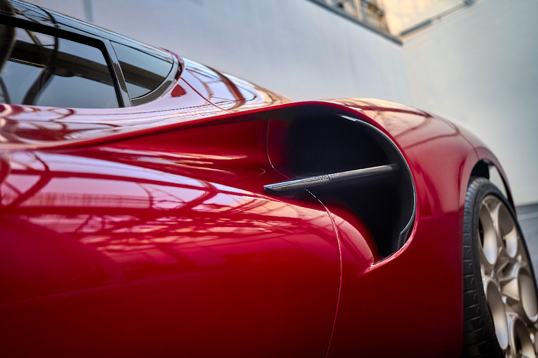 Alfa-Romeo-33-Stradale (12).jpg