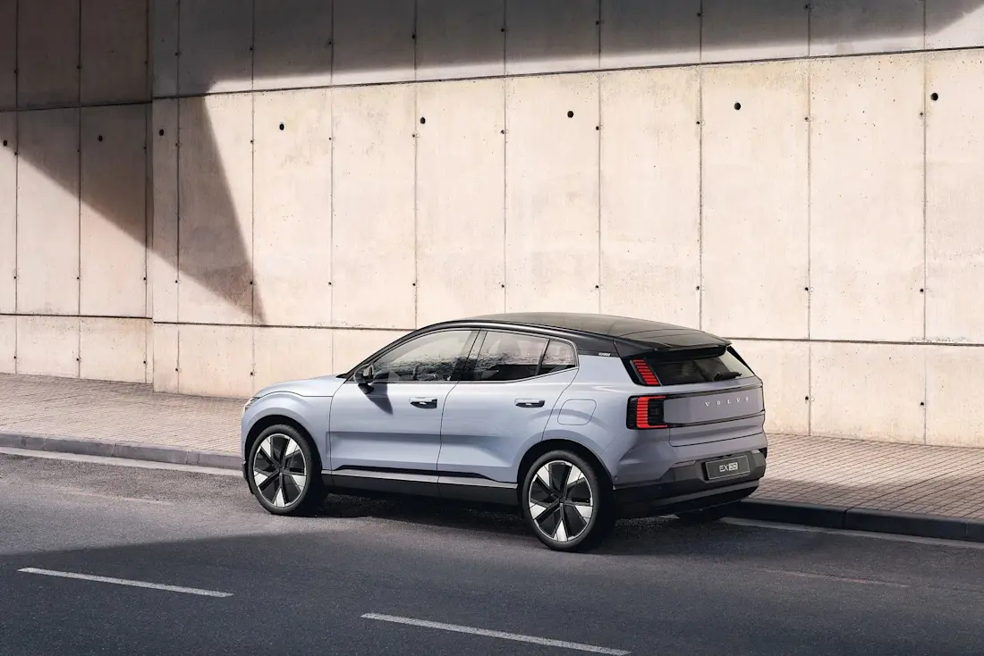 Auch in der Seitenlinie ist der EX30 weiterhin klar als Volvo erkennbar. Die leicht coupéhafte Dachform soll Sportlichkeit vermitteln.   Auch in der Seitenlinie ist der EX30 weiterhin klar als Volvo erkennbar. Die leicht coupéhafte Dachform soll Sportlichkeit vermitteln.