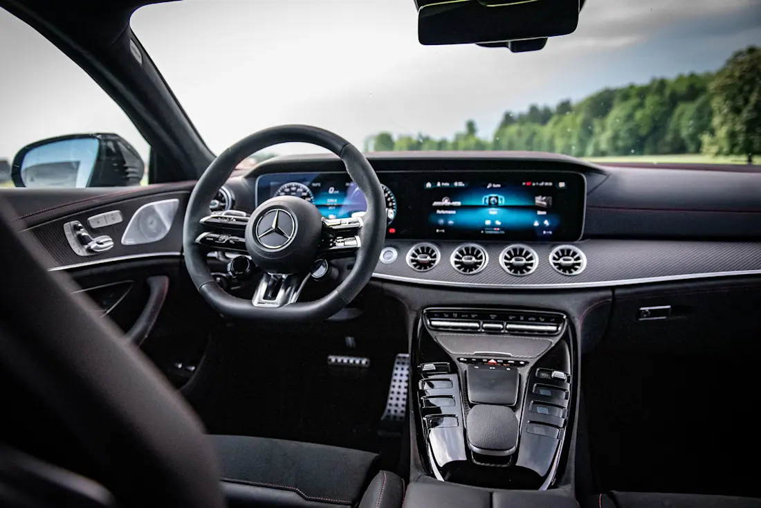 Leder, Alcantara, Carboneinlagen: Das Cockpit des GT 63 S präsentiert sich äußerst hochwertig. Nur die Mittelkonsole aus Plastik passt nicht zum Gesamtbild.  Leder, Alcantara, Carboneinlagen: Das Cockpit des GT 63 S präsentiert sich äußerst hochwertig. Nur die Mittelkonsole aus Plastik passt nicht zum Gesamtbild.