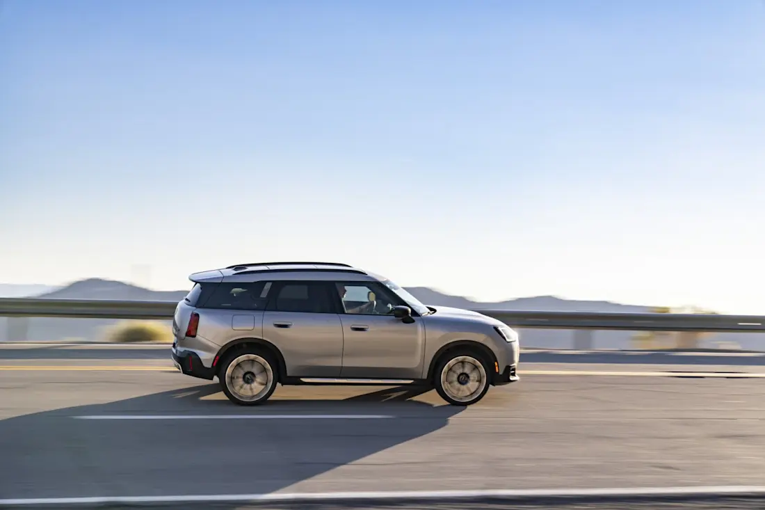 9-gezinsautos-om-in-2024-naar-uit-te-kijken-2024-7