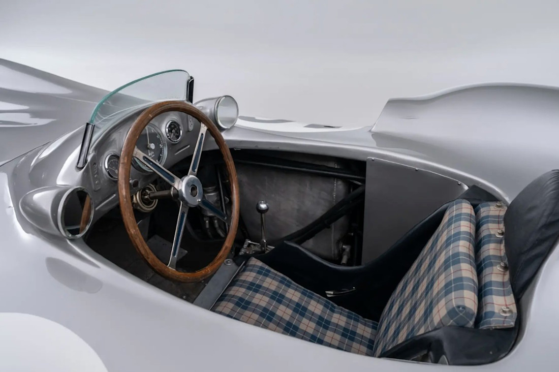 Mercedes-Benz-W-196-R-Stromlinienwagen-1954-fangio (4).jpg