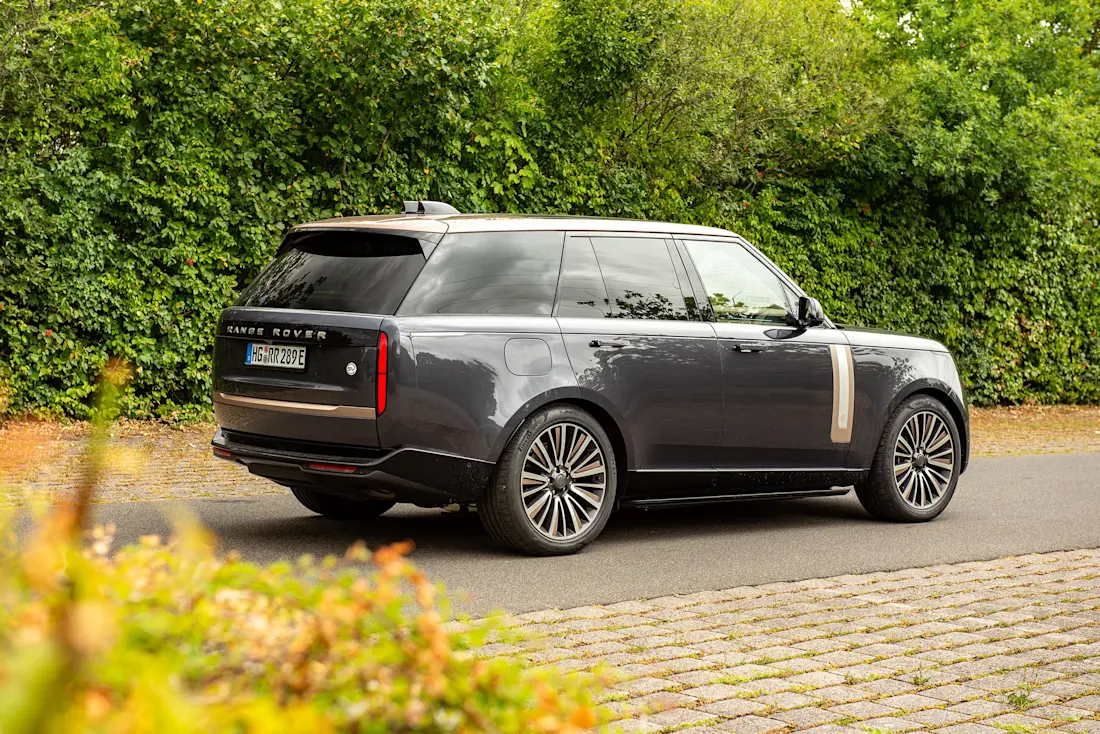 range-rover-p550e-sv-heck-seitenansicht