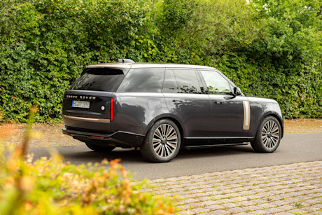 range-rover-p550e-sv-heck-seitenansicht