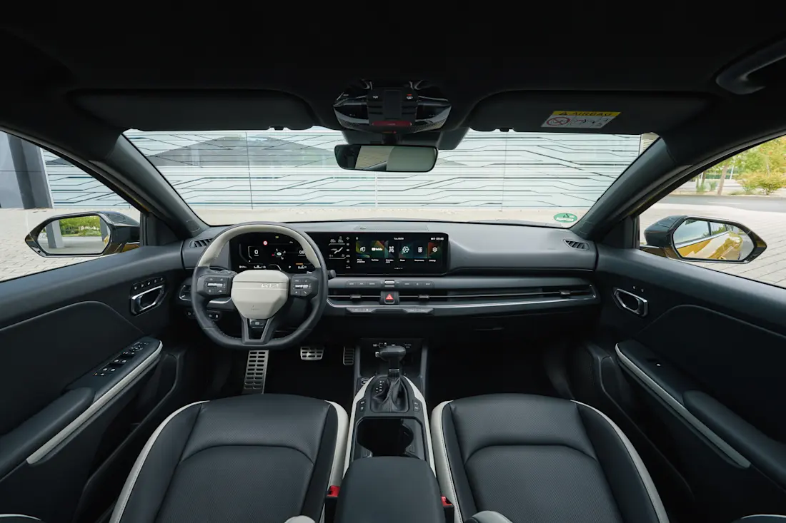 kia-k4-gtline-sparkling-yellow-interior-print-3600x2400-001