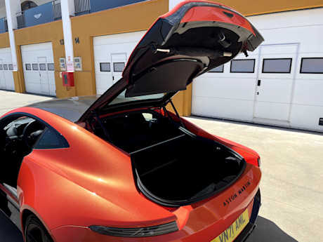 Editorial 2025 aston martin vantage mb 16