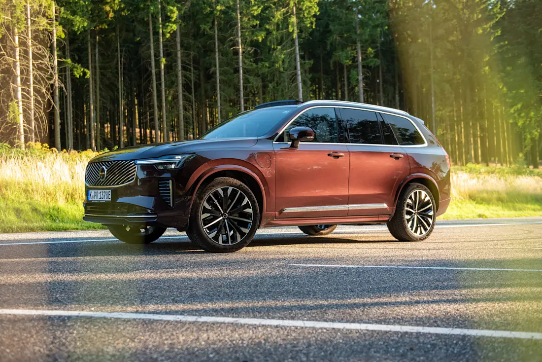 Soprattutto Volvo punta già da molti anni su propulsioni plug-in hybrid. La XC90 raggiunge però solo circa 60 chilometri con una carica della batteria.