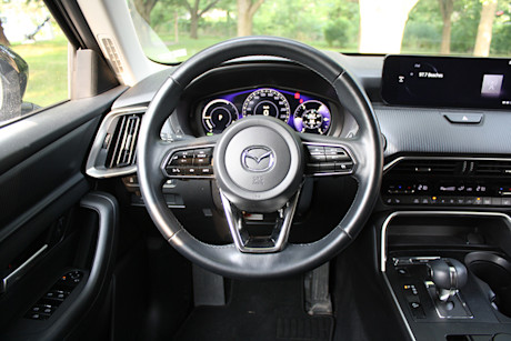Match comparatif des VUS intermédiaires hybrides rechargeables, Édition 2024: Mazda CX-90 PHEV 2024 vs Mazda CX-70 PHEV 2025 Image