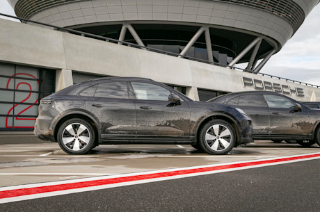 Editorial 2025 porsche macan ev p 231211 03 jw