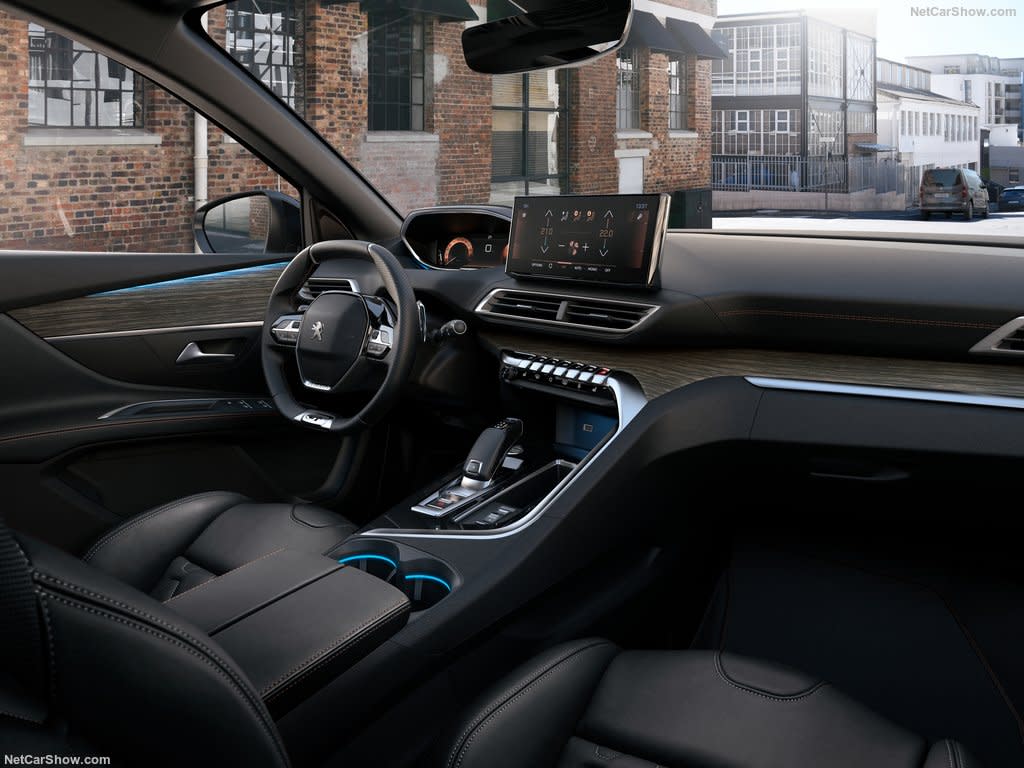 Peugeot-5008-2021-interni-auto.jpeg