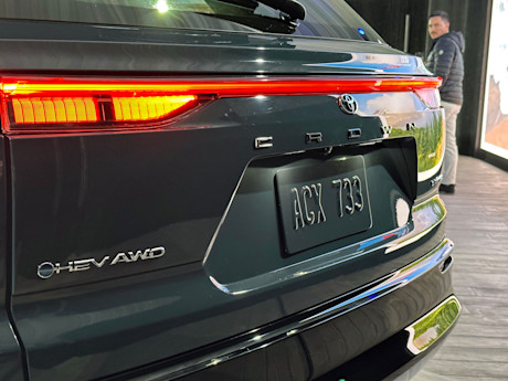 Editorial 2025 toyota crown signia p 231115 04 jw