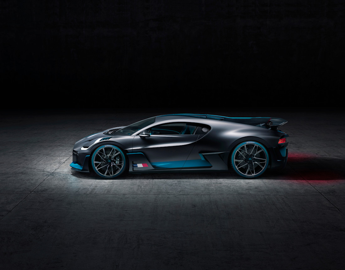 08_bugatti-divo_side-elev