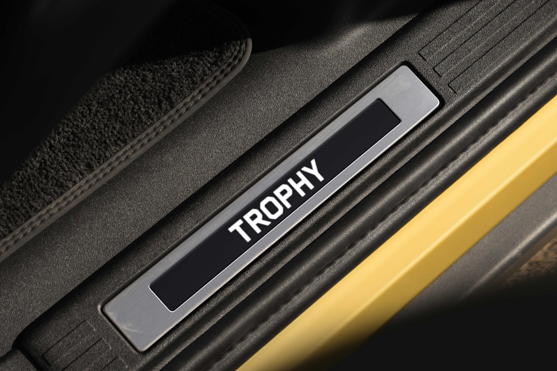 land-rover-defender-trophy (1).jpg