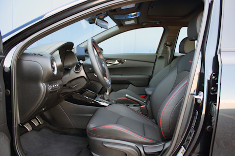 Kia Forte5 GT manuelle 2021 : essai routier Body Image