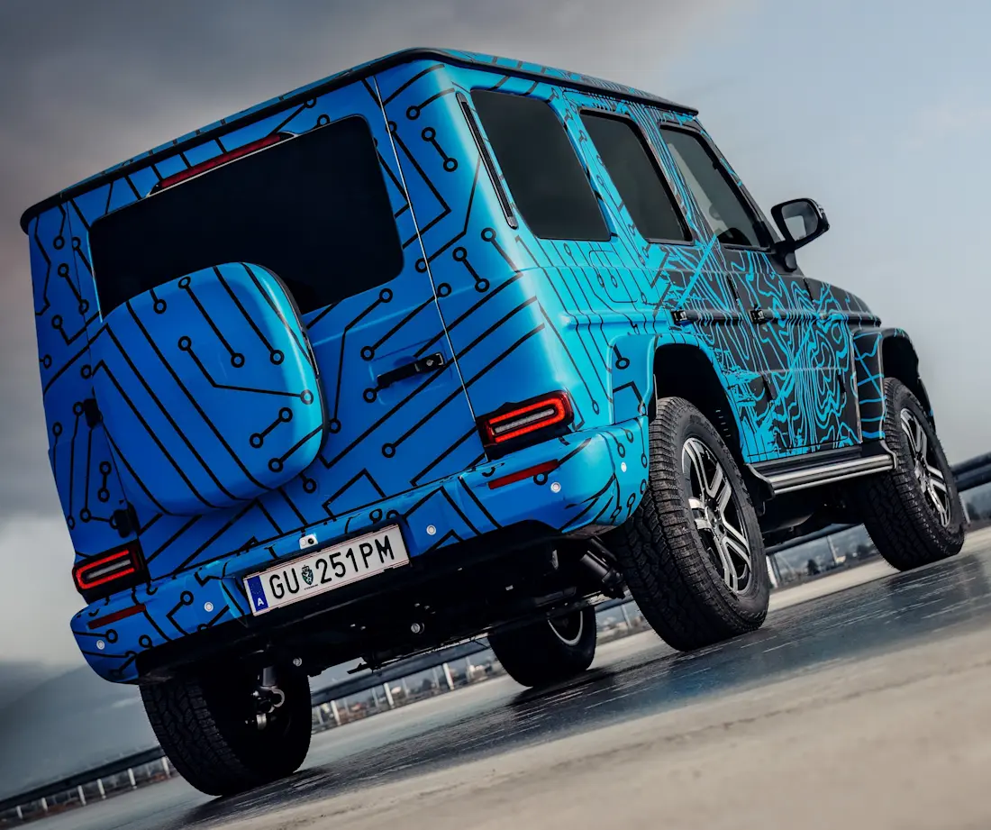  Noch dieses Jahr wird die Mercedes G-Klasse als EQG erstmals vollelektrisch auf den Markt kommen. Sie soll im Stand auch eine sogenannte "Panzerwende" beherrschen.