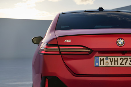 Waarom de BMW i5 plotseling 6240 euro goedkoper is geworden