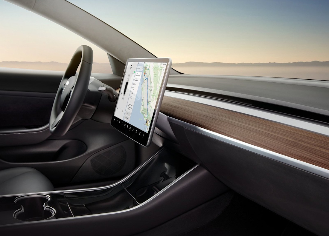 Allemagne : un accident avec une Tesla sonnerait-il la fin des écrans tactiles?