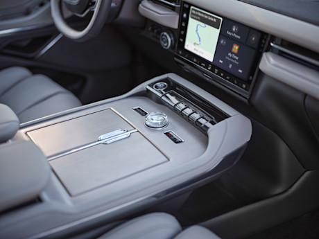 Editorial 2025 lincoln navigator reserve starlight gray 05