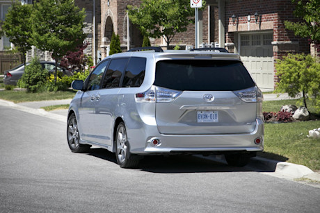 Editorial 2015 toyota sienna se v6 8 passenger fwd jw 03