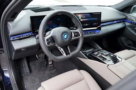 BMW 550e xDrive 2025 : essai routier Image