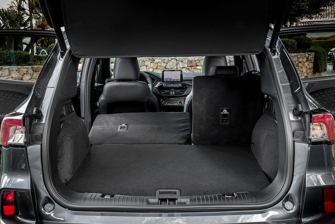Kuga_ST-Line_X_Plug-In_Hybrid_031-LOW.jpg