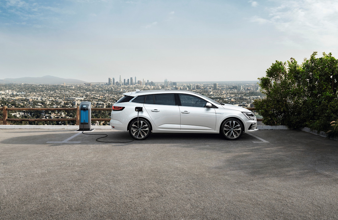 renault-megane-grandtour-white-side