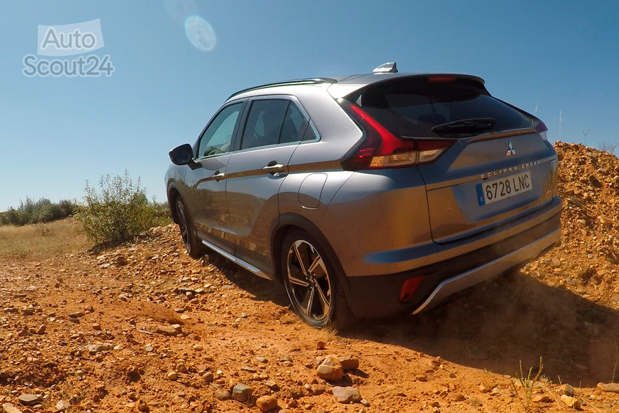 FT_16_eclipse_cross_off_road_2.jpg