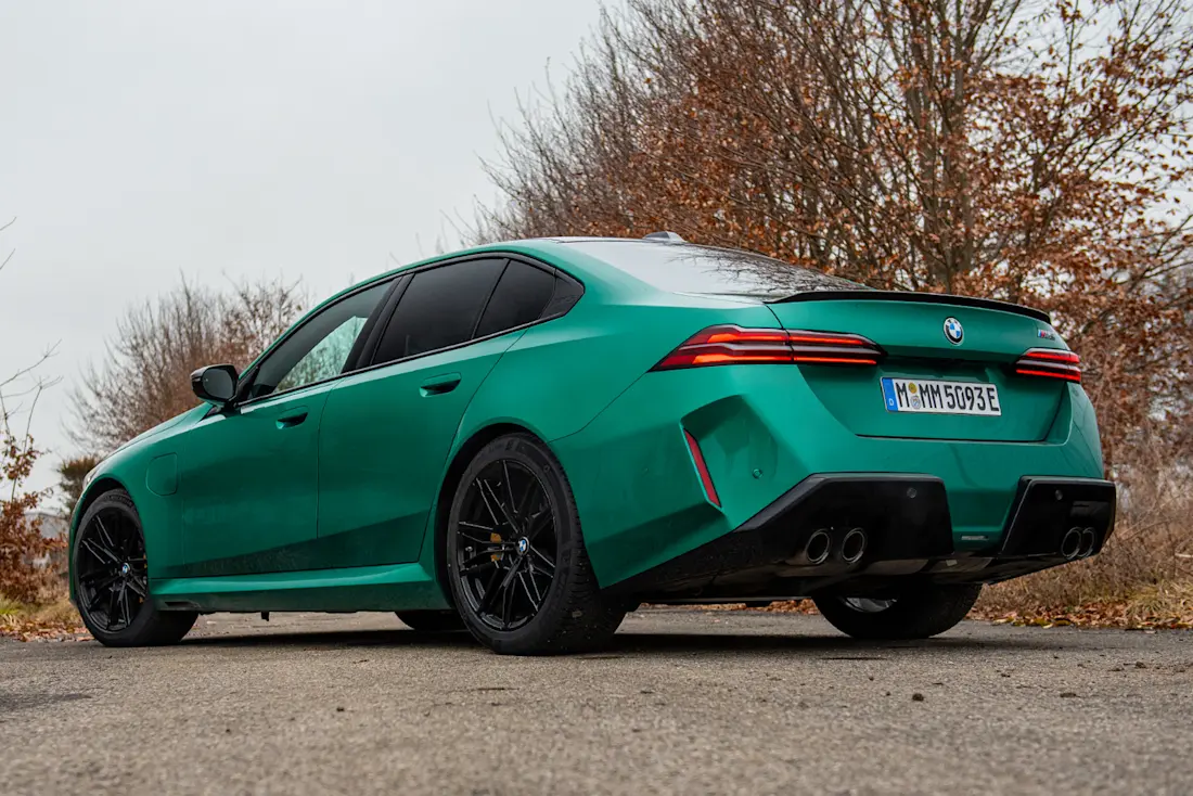 bmw-m5-g90-2025-seiten-heckansicht bmw-m5-g90-2025-seiten-heckansicht