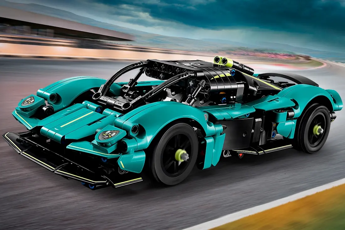 aston-martin-valkyrie-lego-2025 (1)