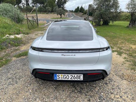Editorial 2025 porsche taycan 4s 06