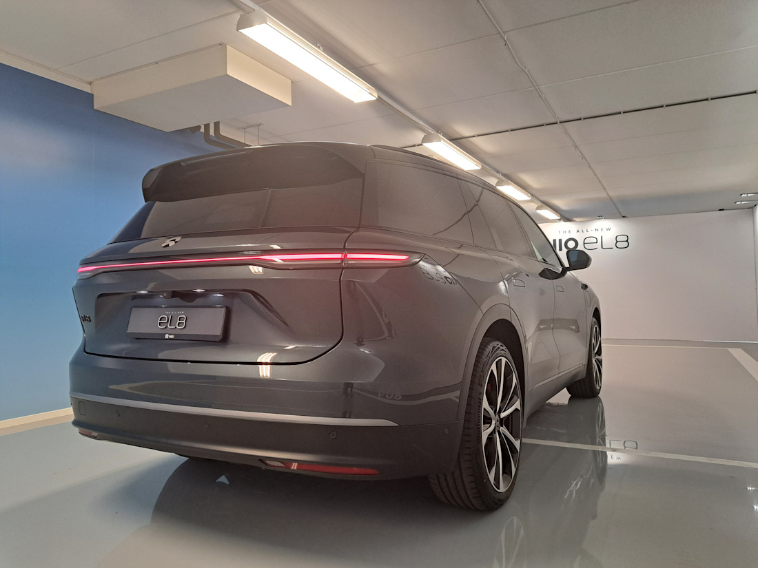 enorme-nio-el8-2024-wil-het-gooi-en-oud-zuid-uit-hun-range-rover-sleuren-2024-04