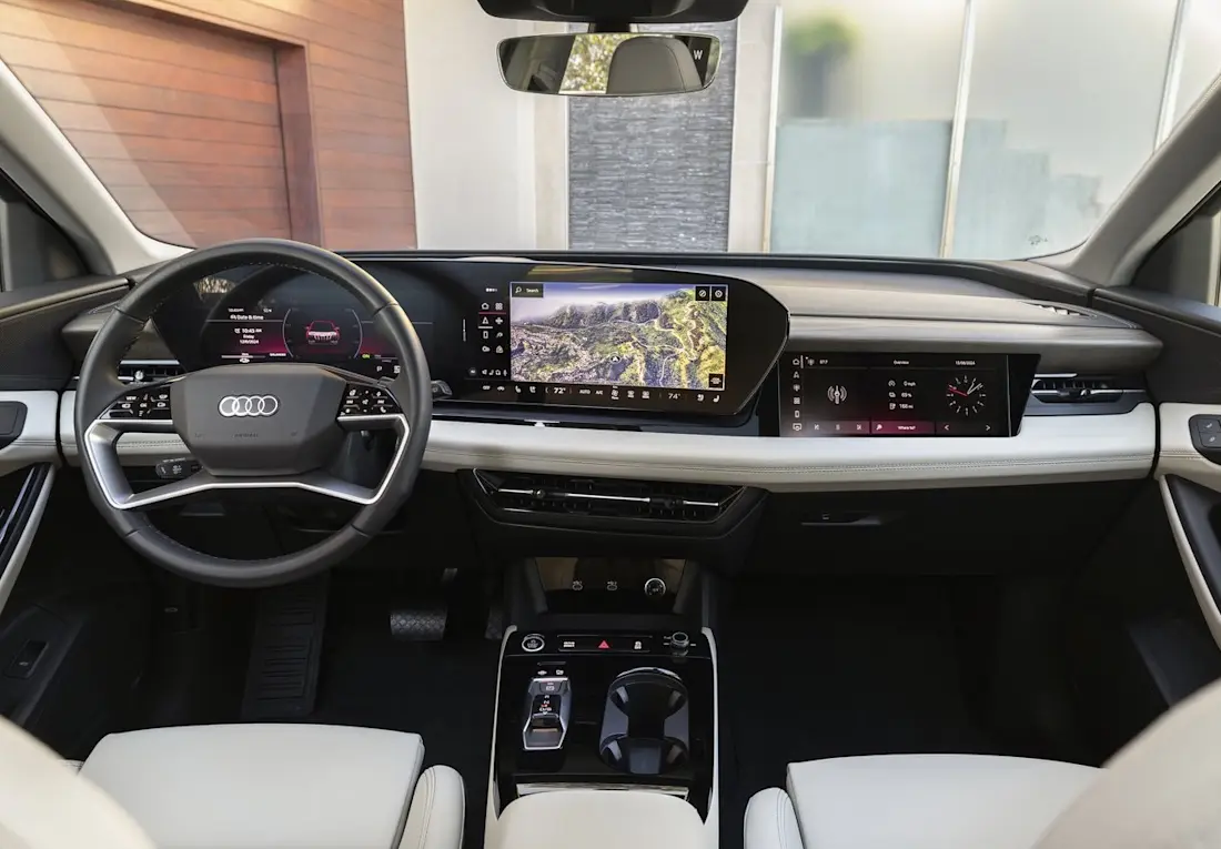  Beinahe schon konservativ zeigt sich der Innenraum des Audi Q6 e-tron. Die Materialqualität wird oft kritisiert.