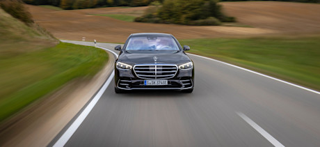 Mercedes S 450 e & Maybach S 580 e (2023) banner