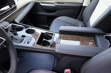 Duel de minifourgonnettes hybrides : la Kia Carnival se frotte à la Toyota Sienna Body Image
